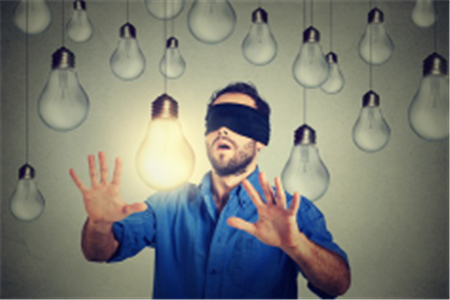 青光眼,關(guān)燈玩手機(jī),青光眼癥狀,青光眼治療